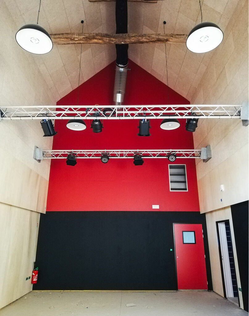 Scène et éclairage scénique de la salle des fêtes Maison Collin, projet de scénographie et événementiel de KOYA