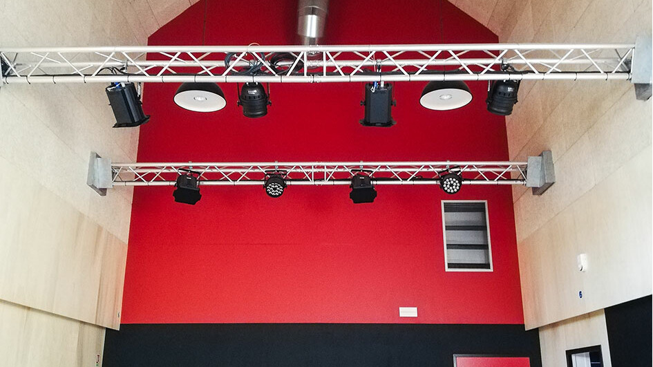 Salle des fêtes Maison Colin : scène et éclairage scénique – KOYA architectes