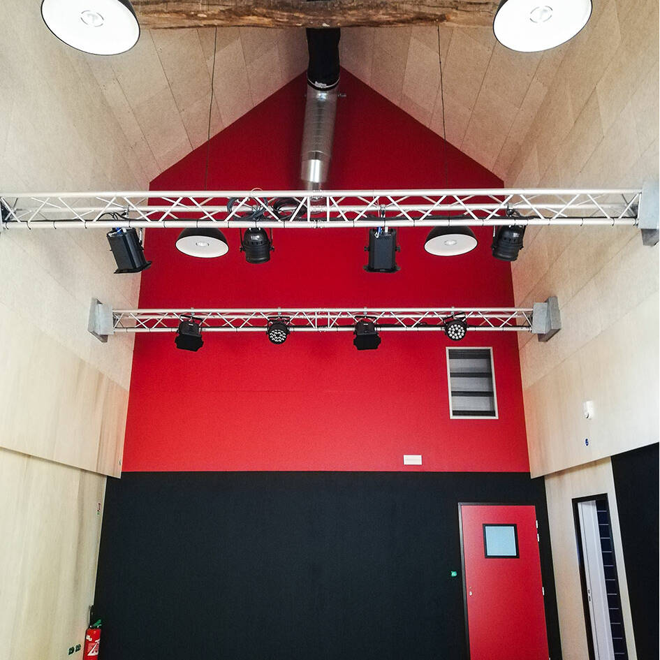 Salle des fêtes Maison Colin : scène et éclairage scénique – KOYA architectes